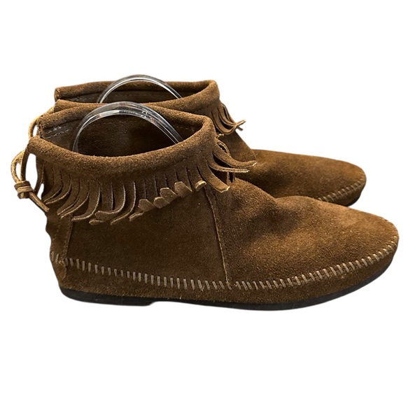 Minnetonka Brown Suede Back Zip Hard Sole Bootie with fringe 7.5 - Picture 6 of 13
